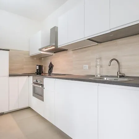 Camelia Apartment Pirri